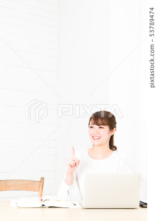 使用一台個人計算機的年輕女子 53789474