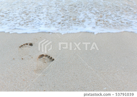 Close up footprint in clean sand. 53791039