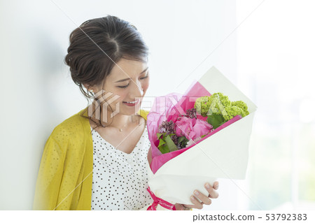 Young woman 53792383