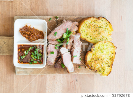 charcoal-boiled pork neck with garlic bread 53792678