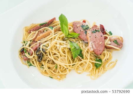 spaghetti with bacon and garlic 53792690