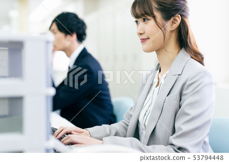 OL Woman Business Deskwork 53794448