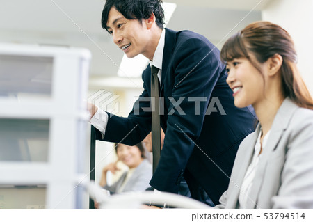 營業所書桌工作 53794514