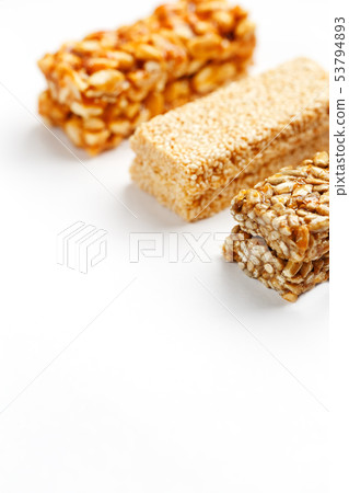 Grain granola bar with peanuts, sesame and seeds 53794893