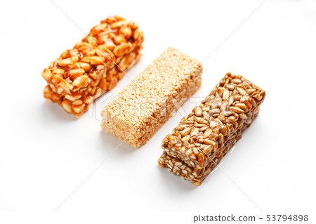 Grain granola bar with peanuts, sesame and seeds 53794898