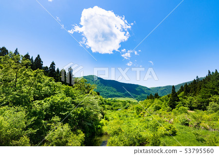 Miyagi Onishoku高原新鮮的綠色和山小河和雲彩 53795560