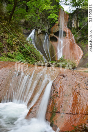 白色流經洋紅色的岩石表面 53795858
