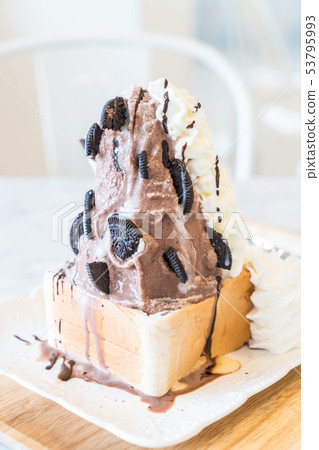 chocolate ice shave with bread 53795993