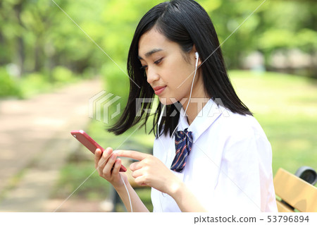 高中女生和智能手機 53796894