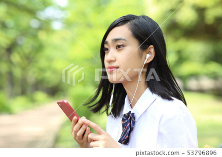 高中女生和智能手機 53796896