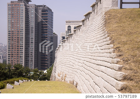 城牆和建築森林 53797189