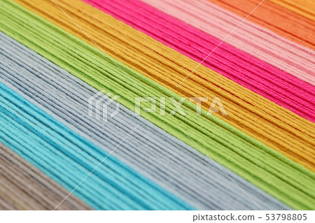 關閉在黃綠刺繡線程 53798805