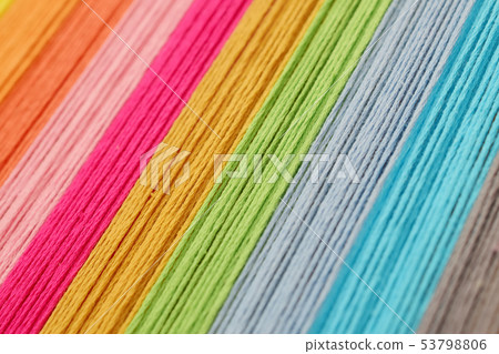 關閉在黃綠刺繡線程 53798806