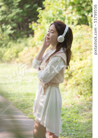A leisurely life 53799556