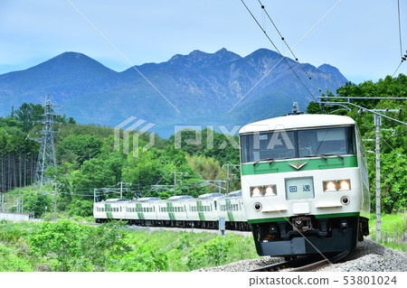Hakata Mayor Sakamachi, 185 series of power transmission cars go up fresh green Nagasaka large curve 53801024