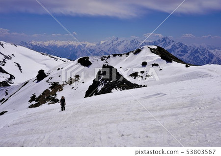 走在Mt.白馬雪表面上的登山人 走在Mt.白馬雪表面上的登山人 53803567