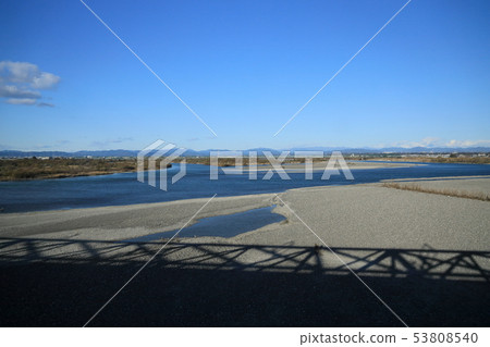 從東海道新幹線Tenryu河的車窗風景 從東海道新幹線Tenryu河的車窗風景 53808540