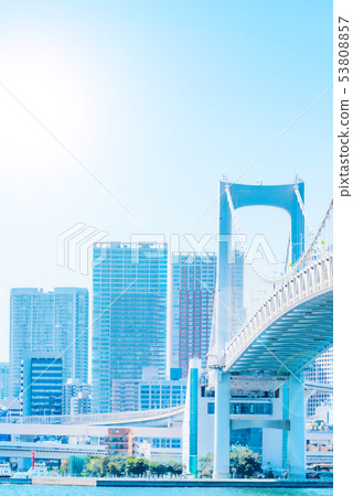 彩虹橋和高層建築 彩虹橋和高層建築 53808857