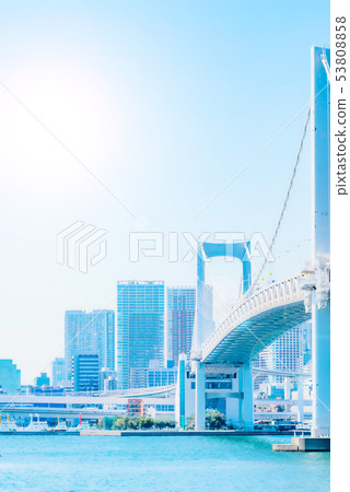 彩虹橋和高層建築 彩虹橋和高層建築 53808858