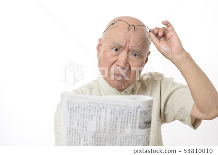 Senior man with presbyopia 53810010