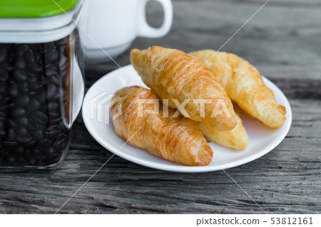 freshly baked croissants freshly baked croissants 53812161