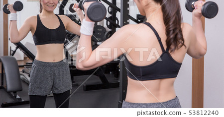 訓練手臂肌肉的女人 53812240