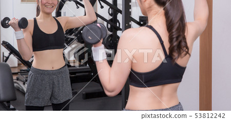 訓練手臂肌肉的女人 53812242