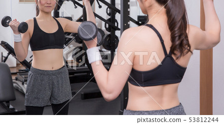 檢查在健身房的婦女bodyline 53812244