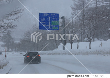 Snowstorm national highway No. 158 [Gifu Prefecture Takayama City] 53813300