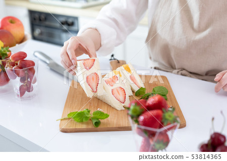 Fruit sandwich served at hand 53814365