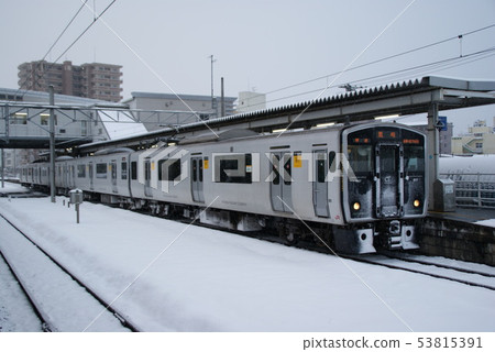 Fukukita Yutaka Line / 817 series in heavy snow Fukukita Yutaka Line / 817 series in heavy snow 53815391