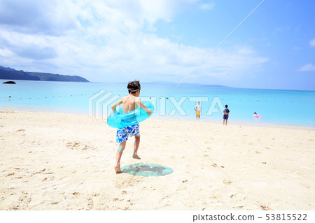 Parent and child playing in the sea 53815522