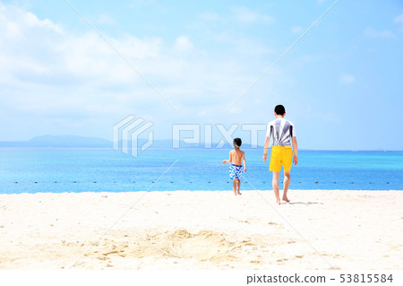 父母和孩子在海裡玩 53815584