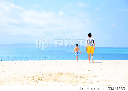 父母和孩子在海裡玩 53815585