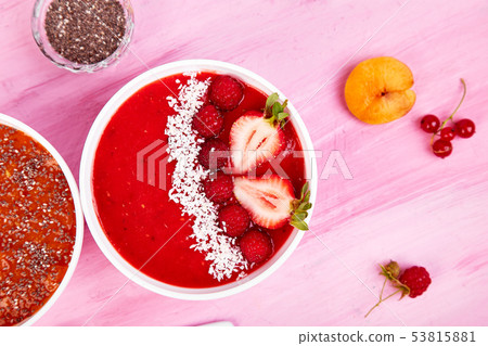 Smoothie bowls. Healthy breakfast bowl on pink 53815881