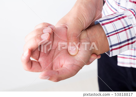 Pain in the hand 53818817