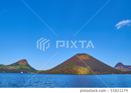 Looking at Haruna Fuji, Somayama and Mt. Inhata from the bottom of Lake Haruna in autumn 53821174
