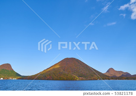 秋天從榛名湖底部看榛名富士山,Somayama和Mt. Inhata 秋天從榛名湖底部看榛名富士山,Somayama和Mt. Inhata 53821178