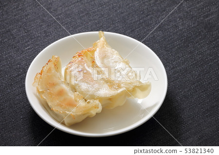 烤餃子配上烤面。 53821340