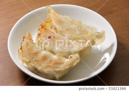 烤餃子配上烤面。 53821366