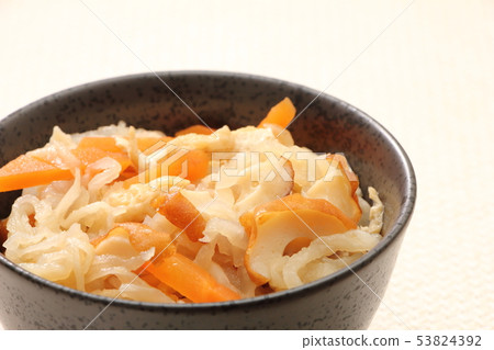 燉蘿蔔幹(胡蘿蔔,chikuwa和油炸)。 燉蘿蔔幹(胡蘿蔔,chikuwa和油炸)。 53824392