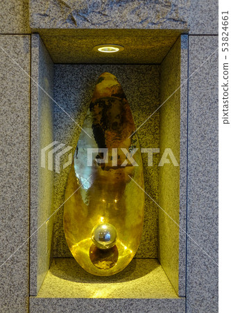 A beautiful pearl on display 53824661