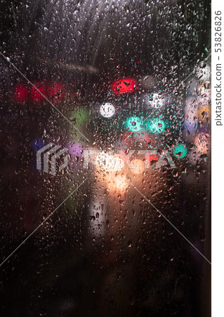 雨滴窗戶上的水滴或雨滴,窗戶上可見的交通燈, 雨滴窗戶上的水滴或雨滴,窗戶上可見的交通燈, 53826826