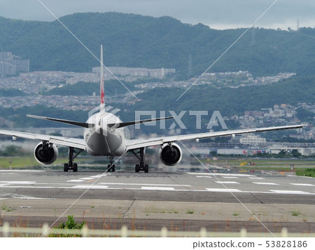 從Senri河岸看見的大阪國際機場跑道 從Senri河岸看見的大阪國際機場跑道 53828186