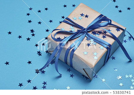 Gift box with bow and confetti, close up 53830741