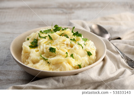 Mashed potatoes with butter 53833143