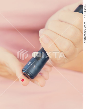 Measurnig blood sugar level Measurnig blood sugar level 53833462