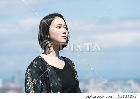 天空和女人 53834858