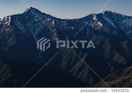 Southern Alps, snow-covered northern and northern peaks (viewed from Senjogatake) 53835870