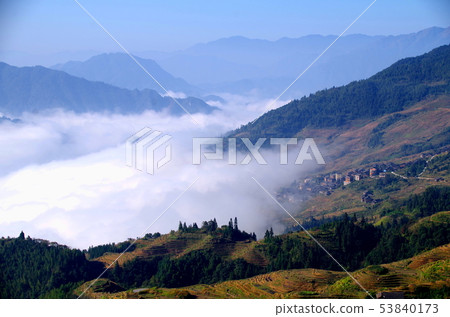 中國桂林平安村的遠景,雲海延伸 中國桂林平安村的遠景,雲海延伸 53840173